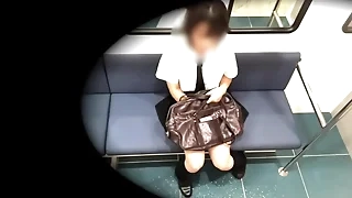電車の中でムラムラしてきてカバンでおまんこを隠しながら手でもぞもぞとまんこを触ってオナニーする女子◯生。